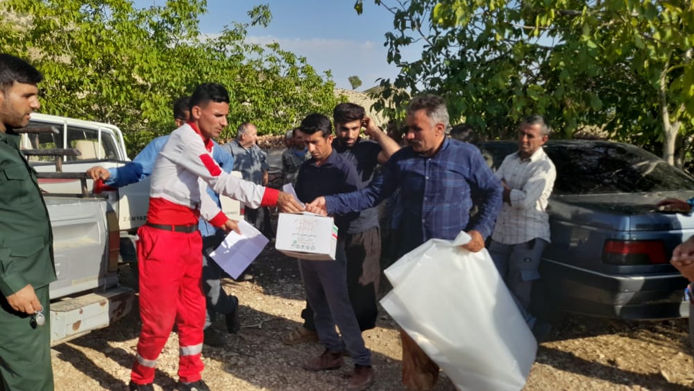 پرواز بالگردهای جمعیت هلال احمر بر فراز مناطق صعب العبور وسیل زده کهگیلویه وبویراحمد